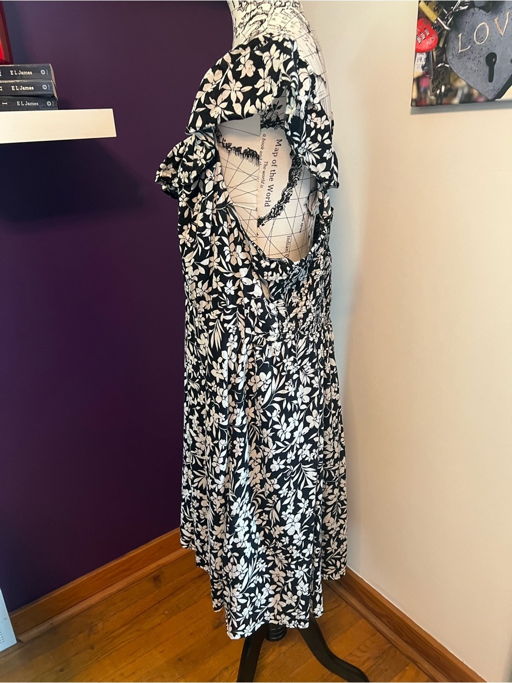 7 for $30 Old Navy Black and White Floral Ruffle-Neck Sleeveless Dress - Picture 5 of 10